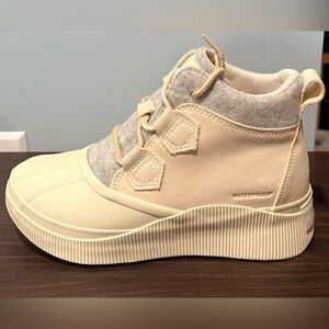 Sorel Women's OUT N ABOUT IV CLASSIC  Ankle Boots | honey white | size: 7